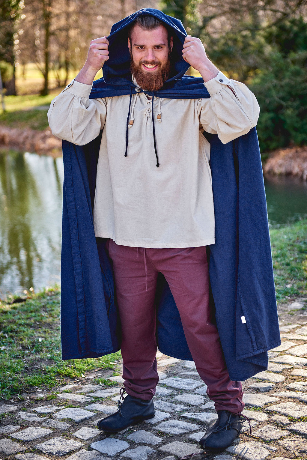 Image produit Cape médiévale avec capuche pointue en bleu