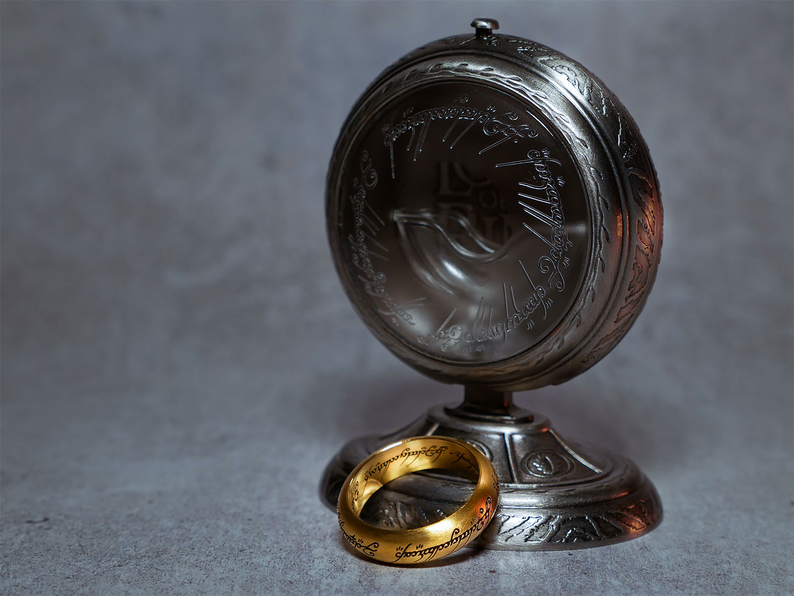 Image produit Seigneur des Anneaux - L'Anneau Unique dans un Présentoir à Bijoux
