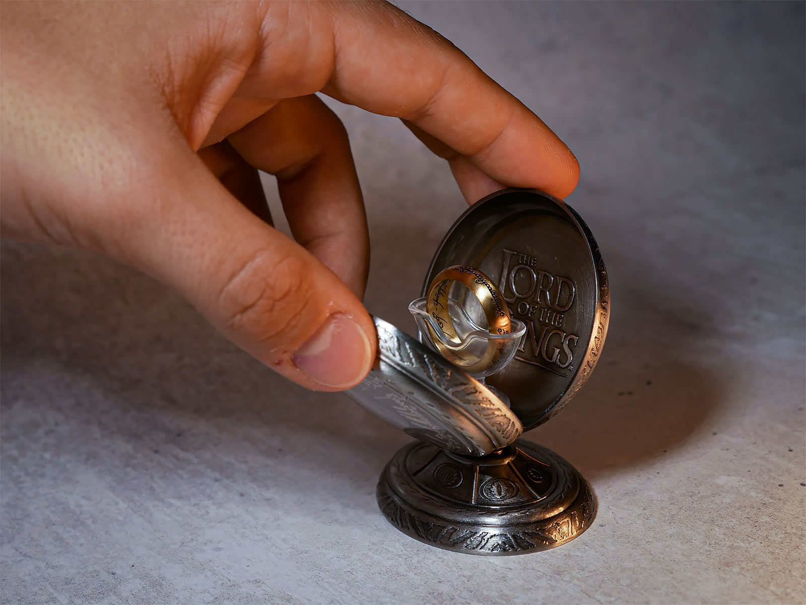Image produit Seigneur des Anneaux - L'Anneau Unique dans un Présentoir à Bijoux