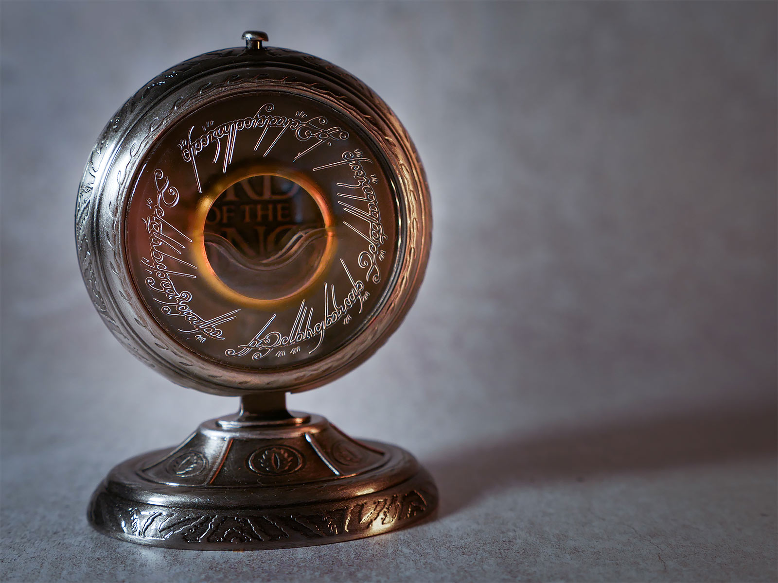 Image produit Seigneur des Anneaux - L'Anneau Unique dans un Présentoir à Bijoux