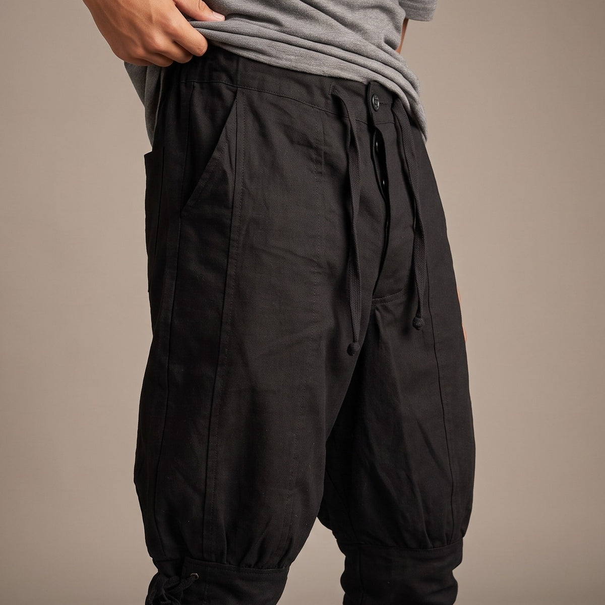 Image produit Pantalon Bertram homme avec laçage bas de jambe noir