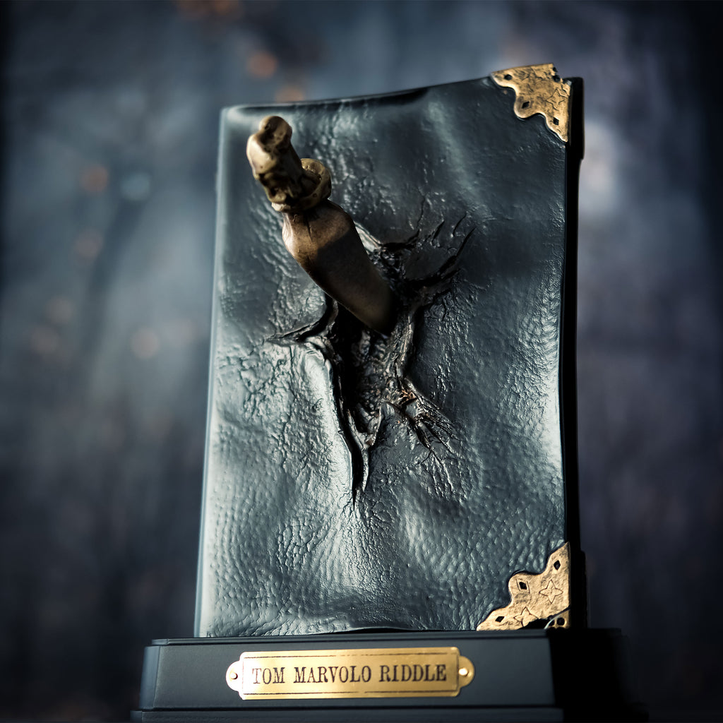Image produit Harry Potter - Statue du Journal de Riddle avec dent de Basilic