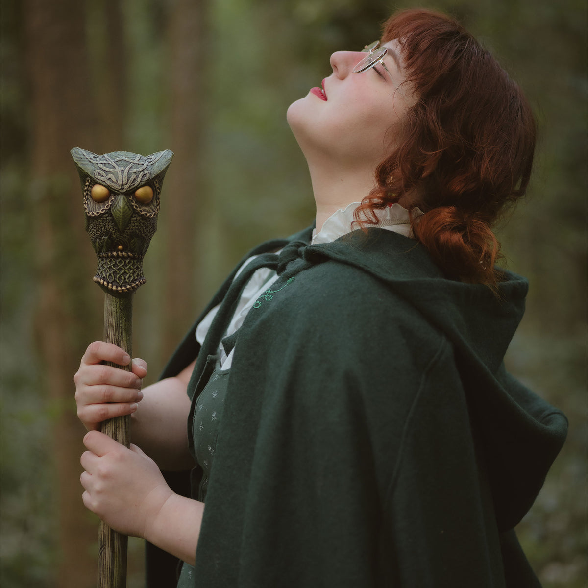Image produit Cape médiévale avec capuche et broderie verte