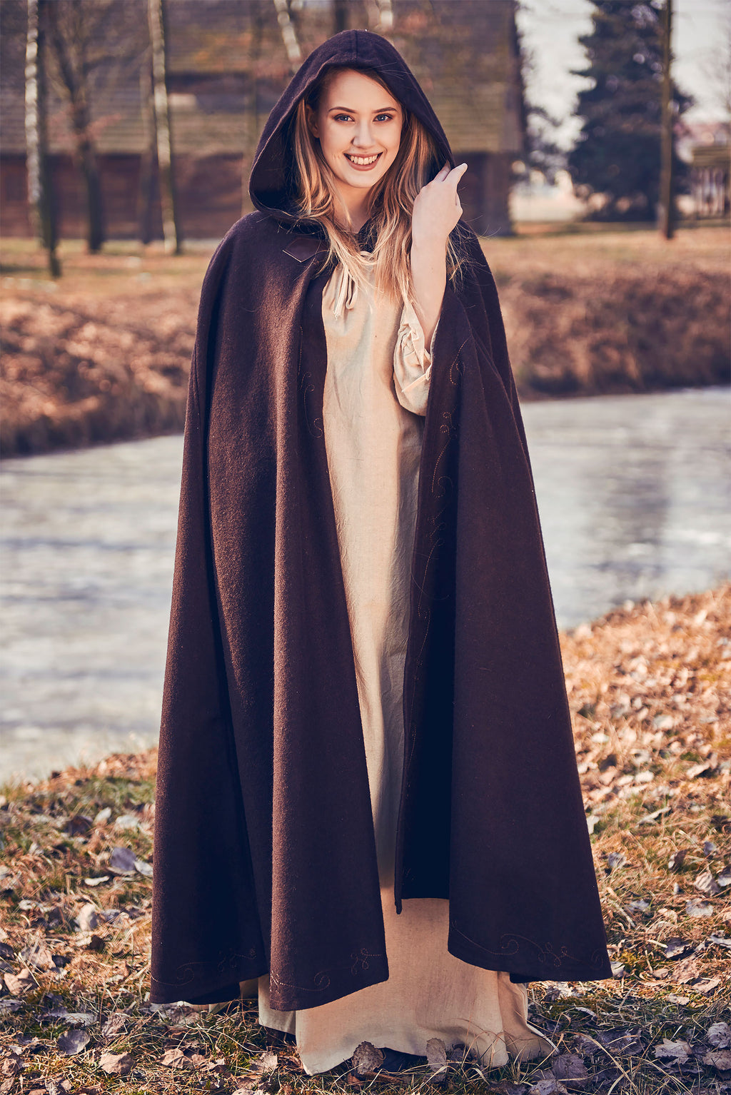 Image produit Cape médiévale en laine pour femmes avec capuche broderie boucle en métal marron