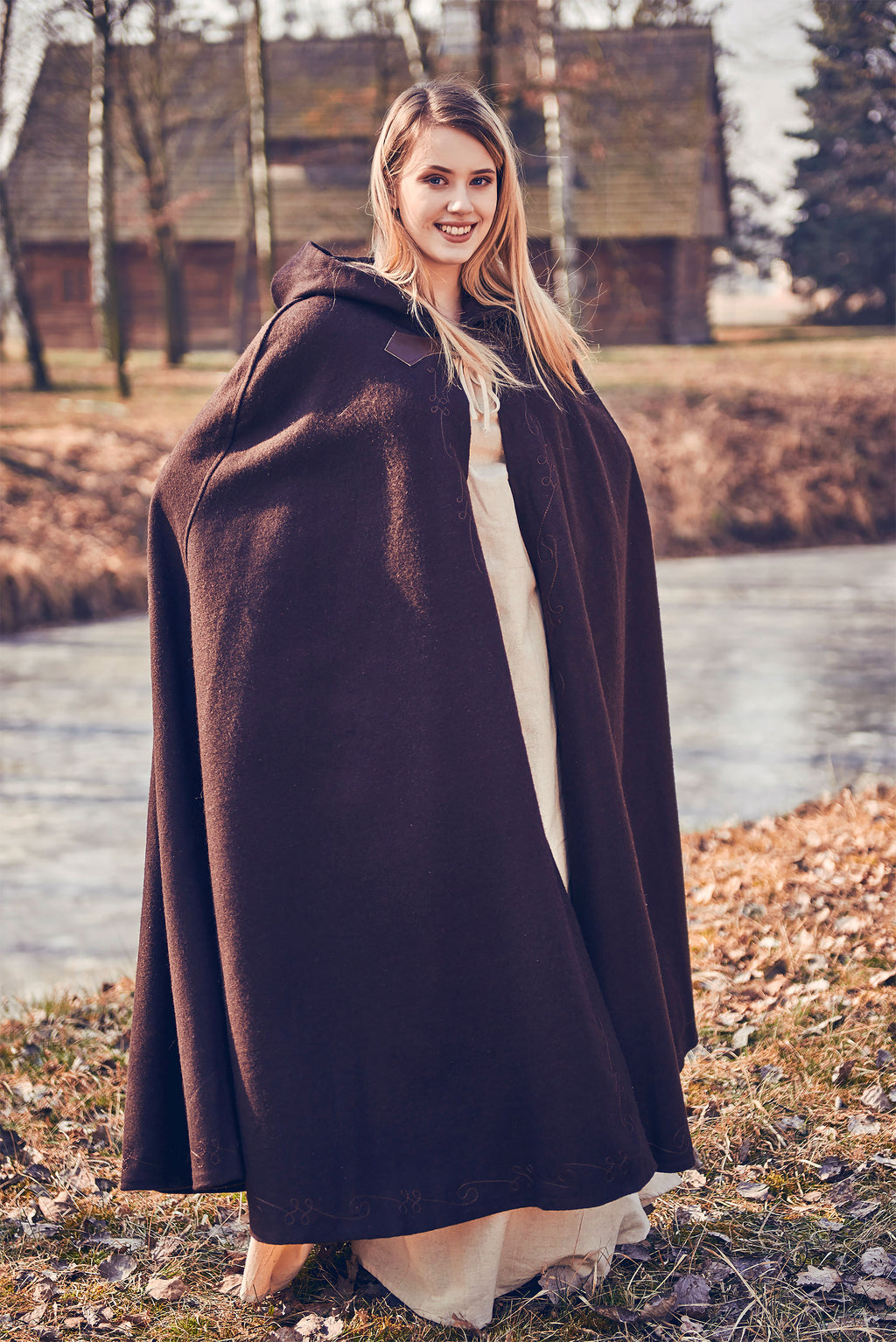 Image produit Cape médiévale en laine pour femmes avec capuche broderie boucle en métal marron