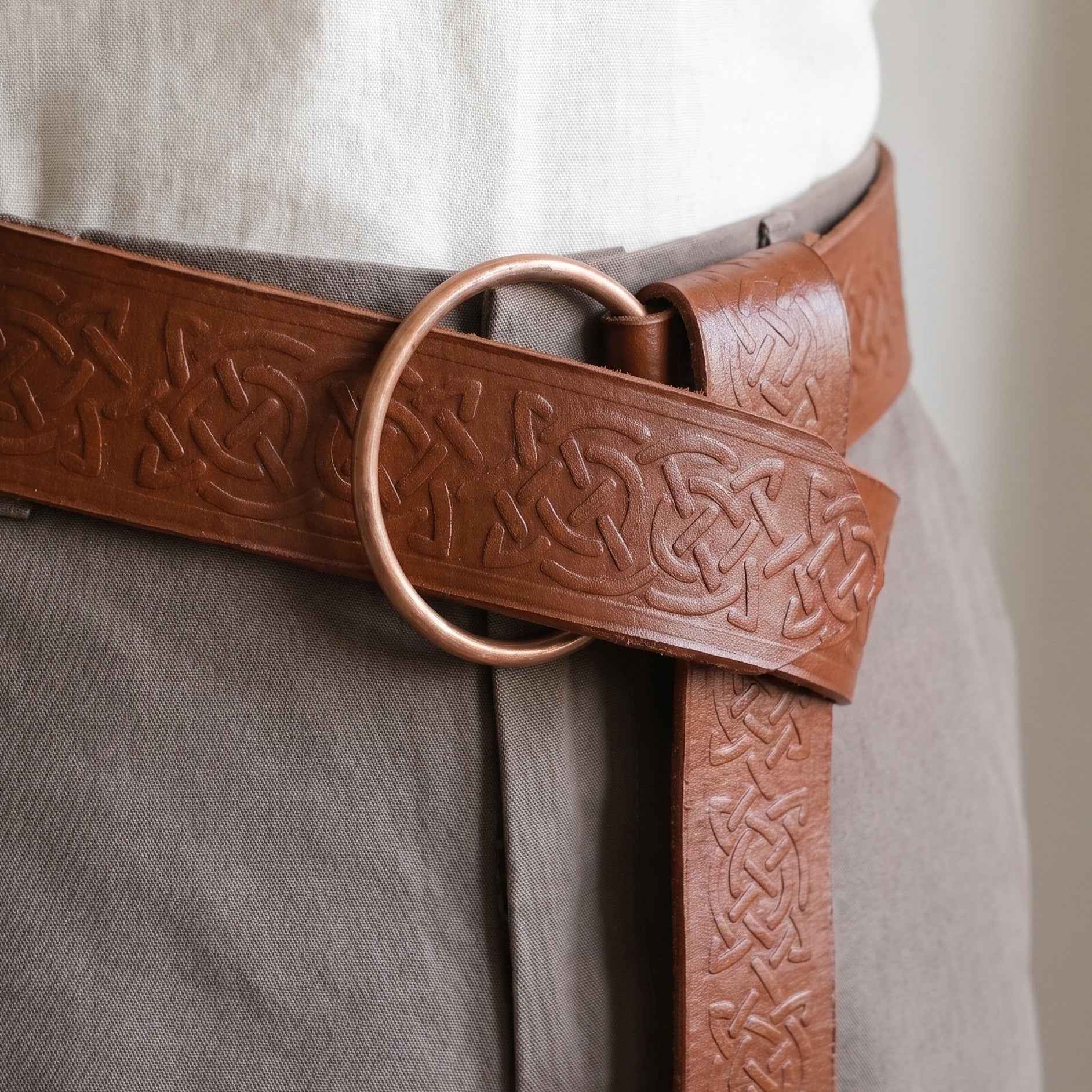 Image produit Ceinture à anneau médiévale avec estampage celtique marron