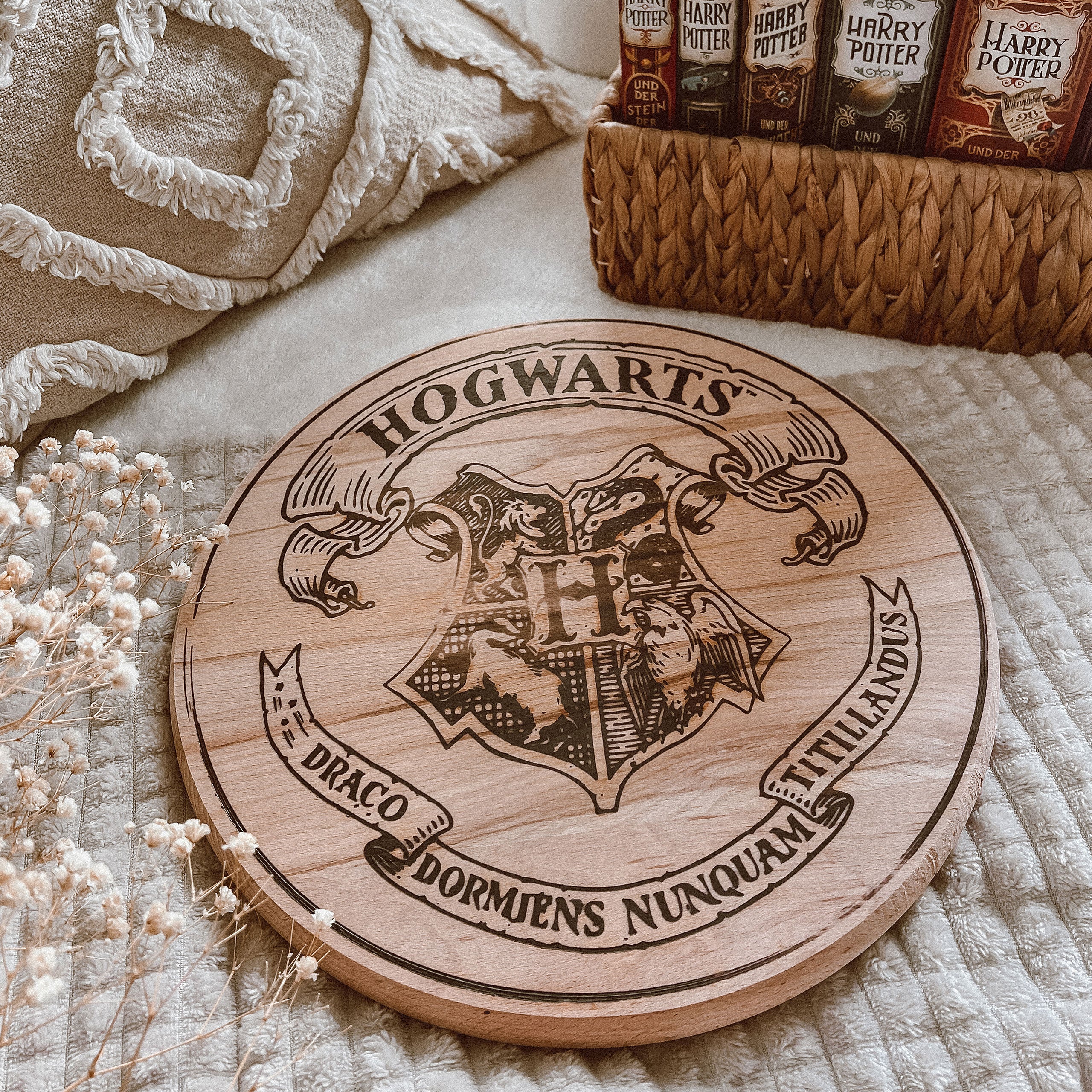 Image produit Harry Potter - Planche à découper blason de Poudlard en hêtre