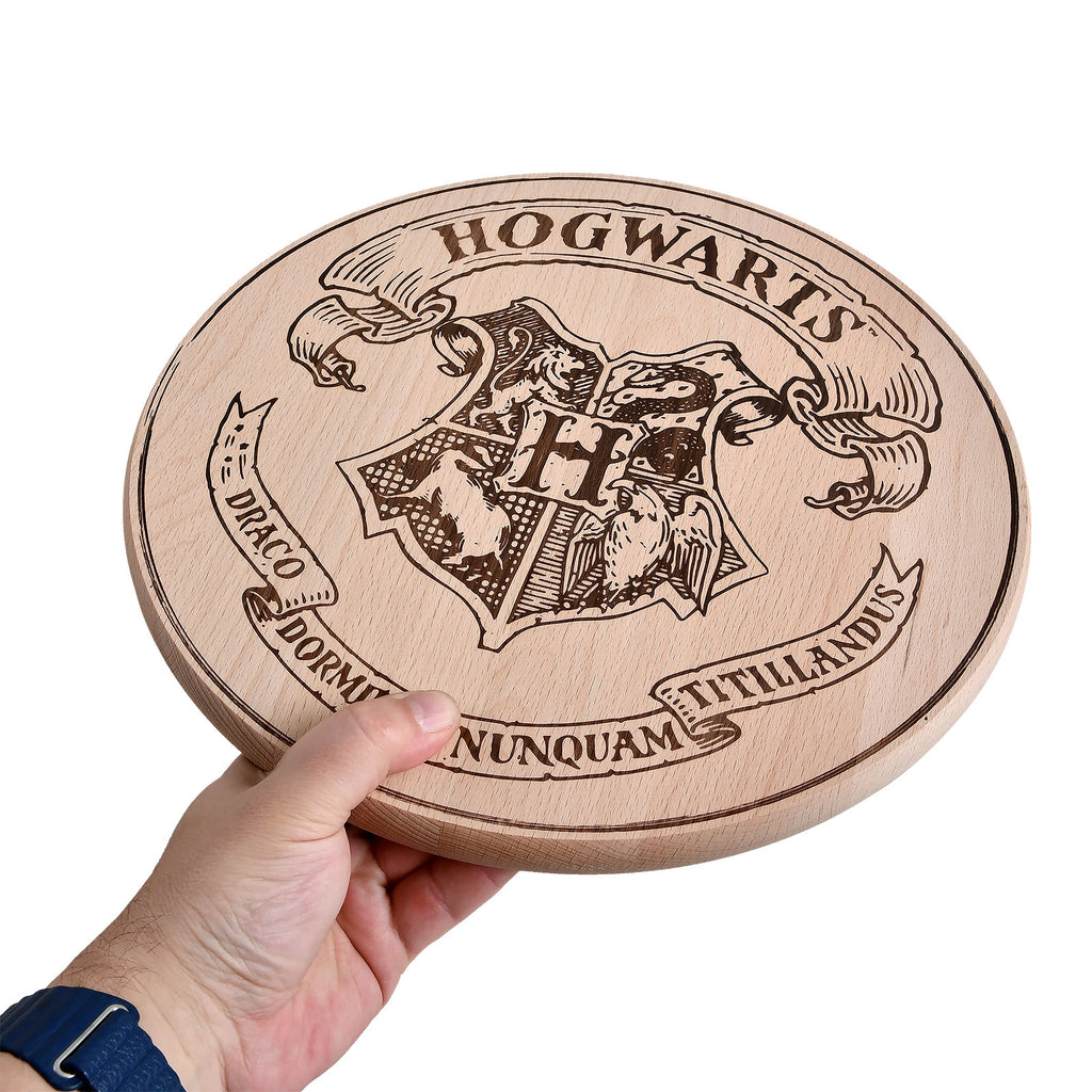 Image produit Harry Potter - Planche à découper blason de Poudlard en hêtre