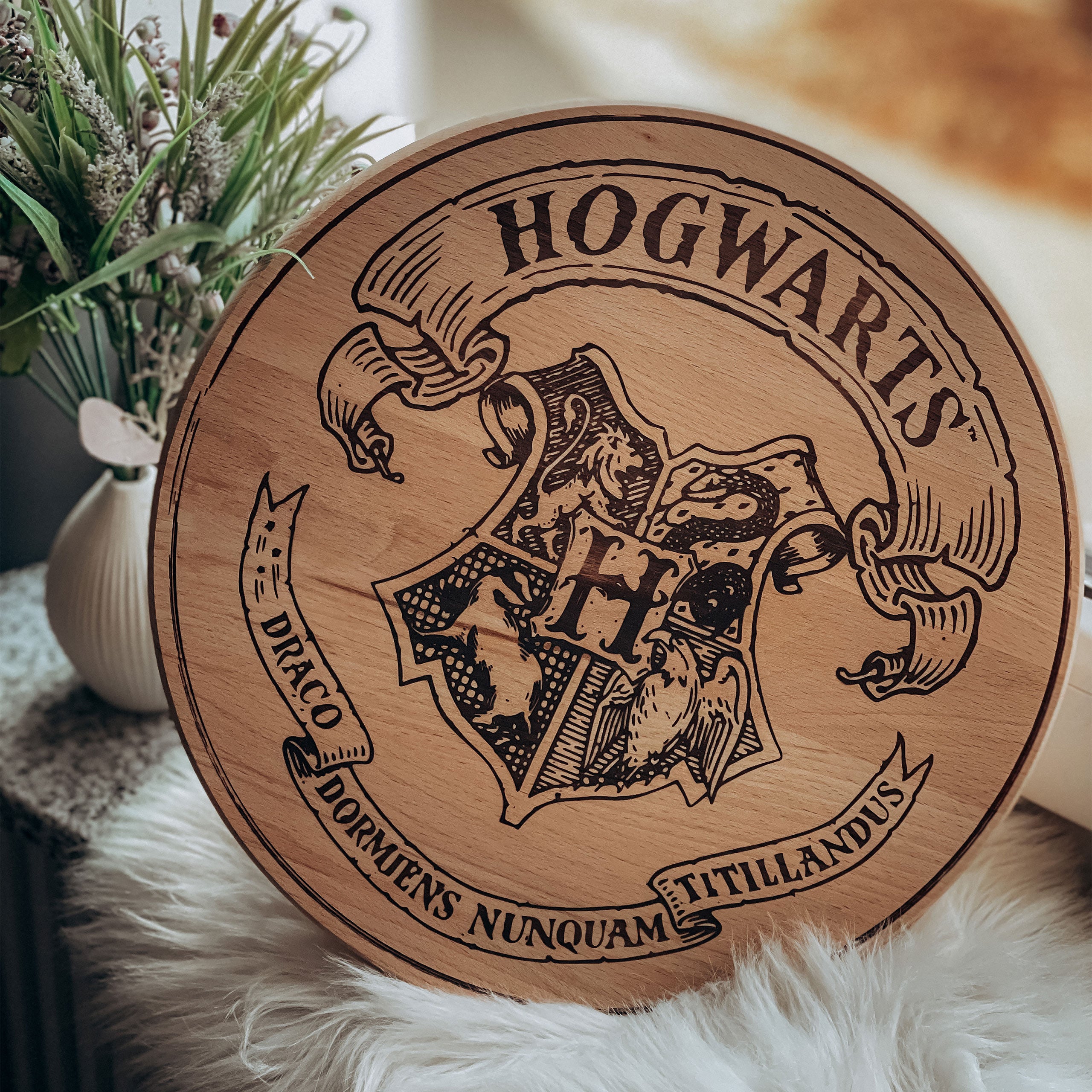 Image produit Harry Potter - Planche à découper blason de Poudlard en hêtre