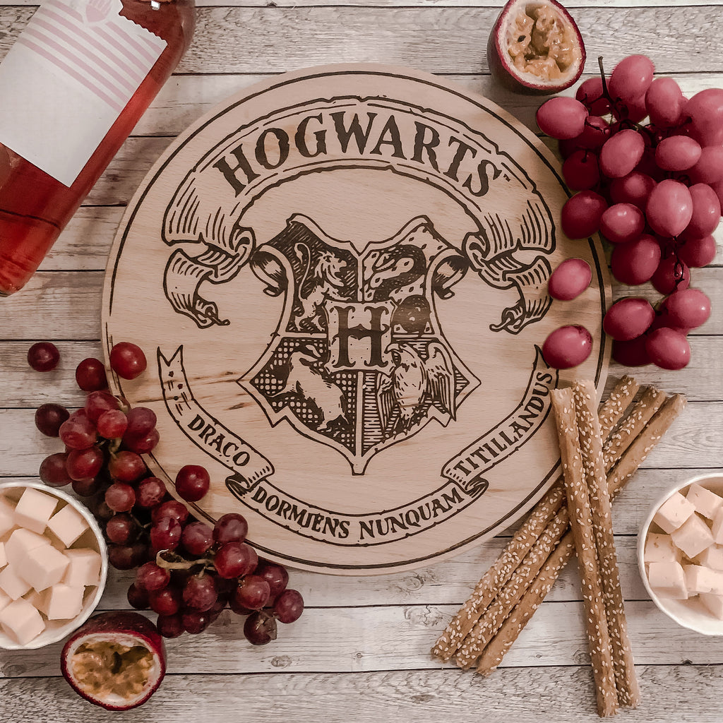 Image produit Harry Potter - Planche à découper blason de Poudlard en hêtre
