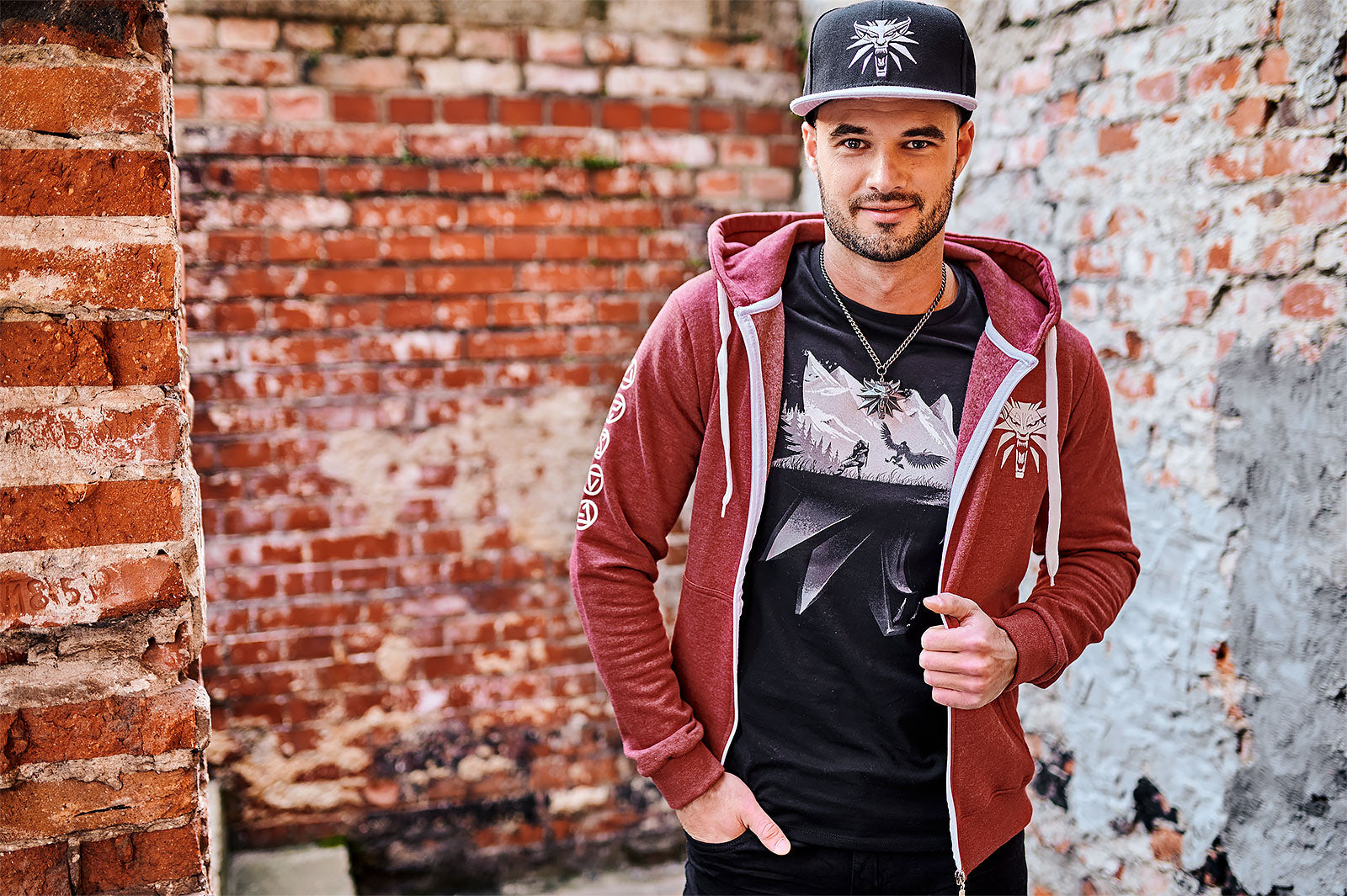 Image produit Witcher - Sweat à capuche avec médaillon de loup rouge