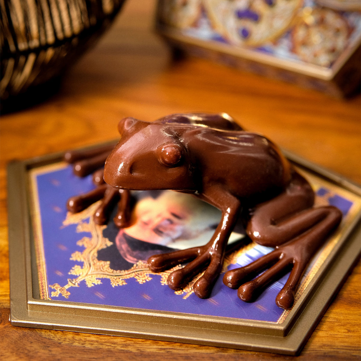 Image produit Figurine Grenouille en chocolat avec carte à collectionner - Réplique Harry Potter
