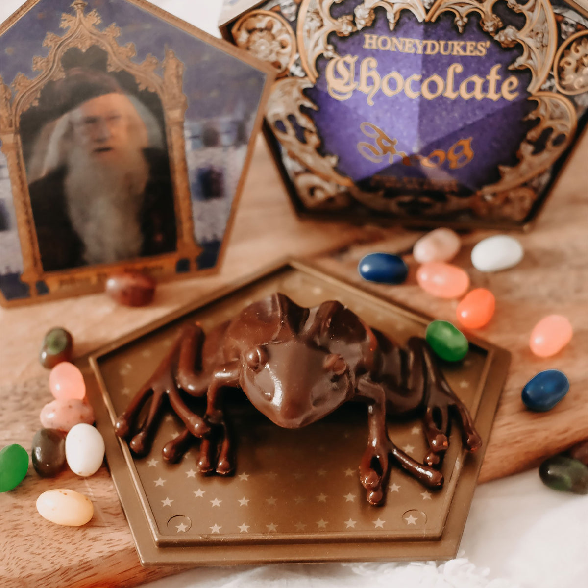 Image produit Figurine Grenouille en chocolat avec carte à collectionner - Réplique Harry Potter