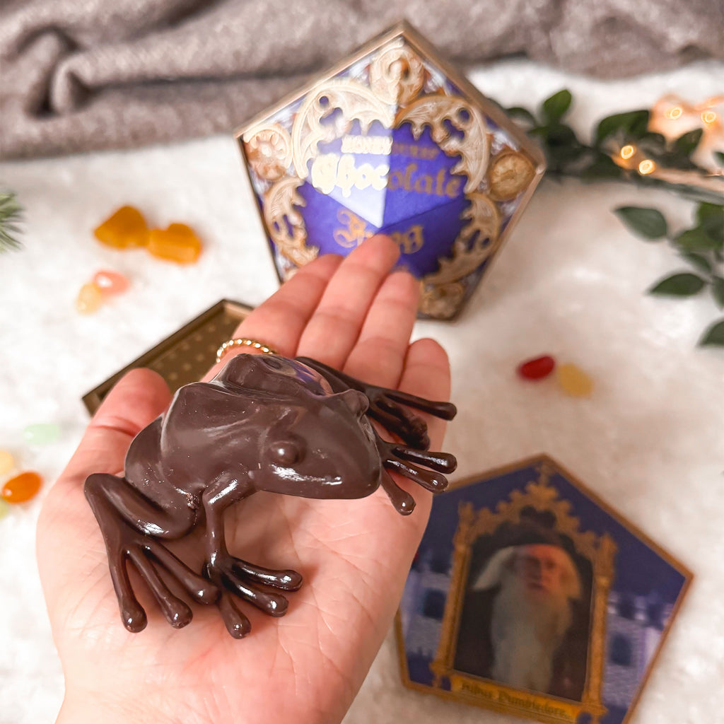 Image produit Figurine Grenouille en chocolat avec carte à collectionner - Réplique Harry Potter