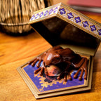 Image produit Figurine Grenouille en chocolat avec carte à collectionner - Réplique Harry Potter