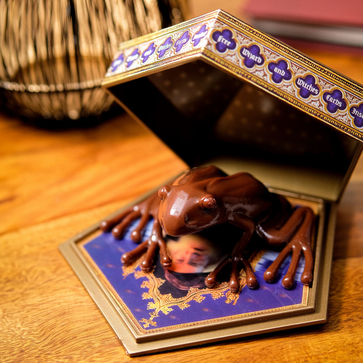 Image produit Figurine Grenouille en chocolat avec carte à collectionner - Réplique Harry Potter