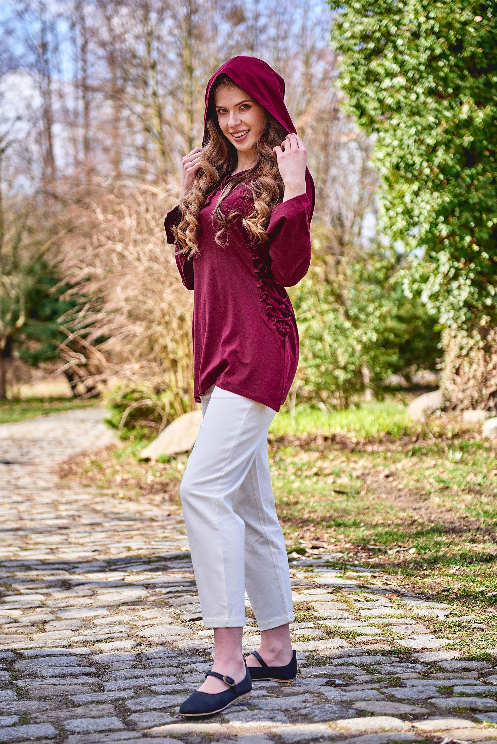 Image produit Blouse médiévale Lea avec capuche rouge