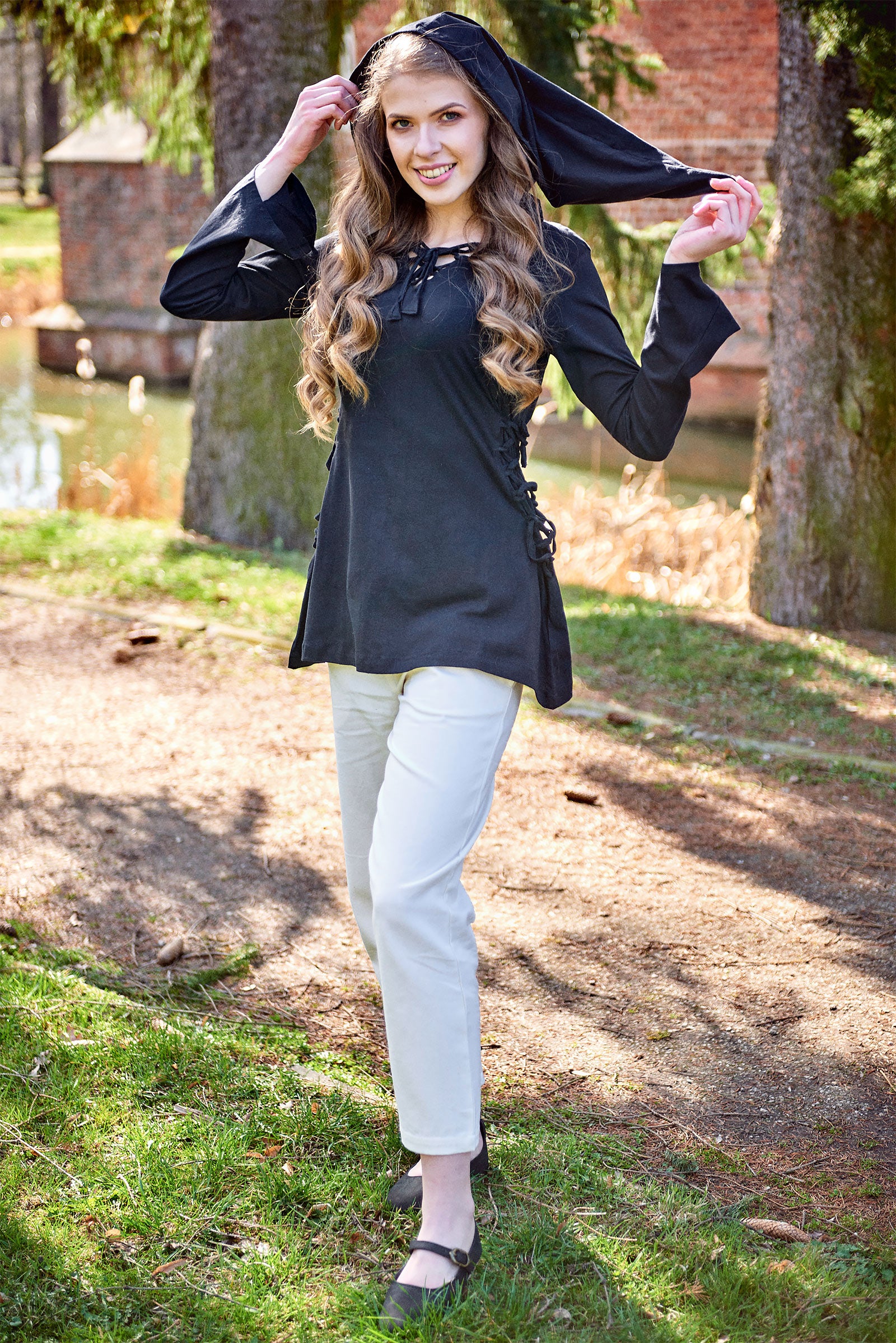 Image produit Blouse médiévale Lea avec capuche noire