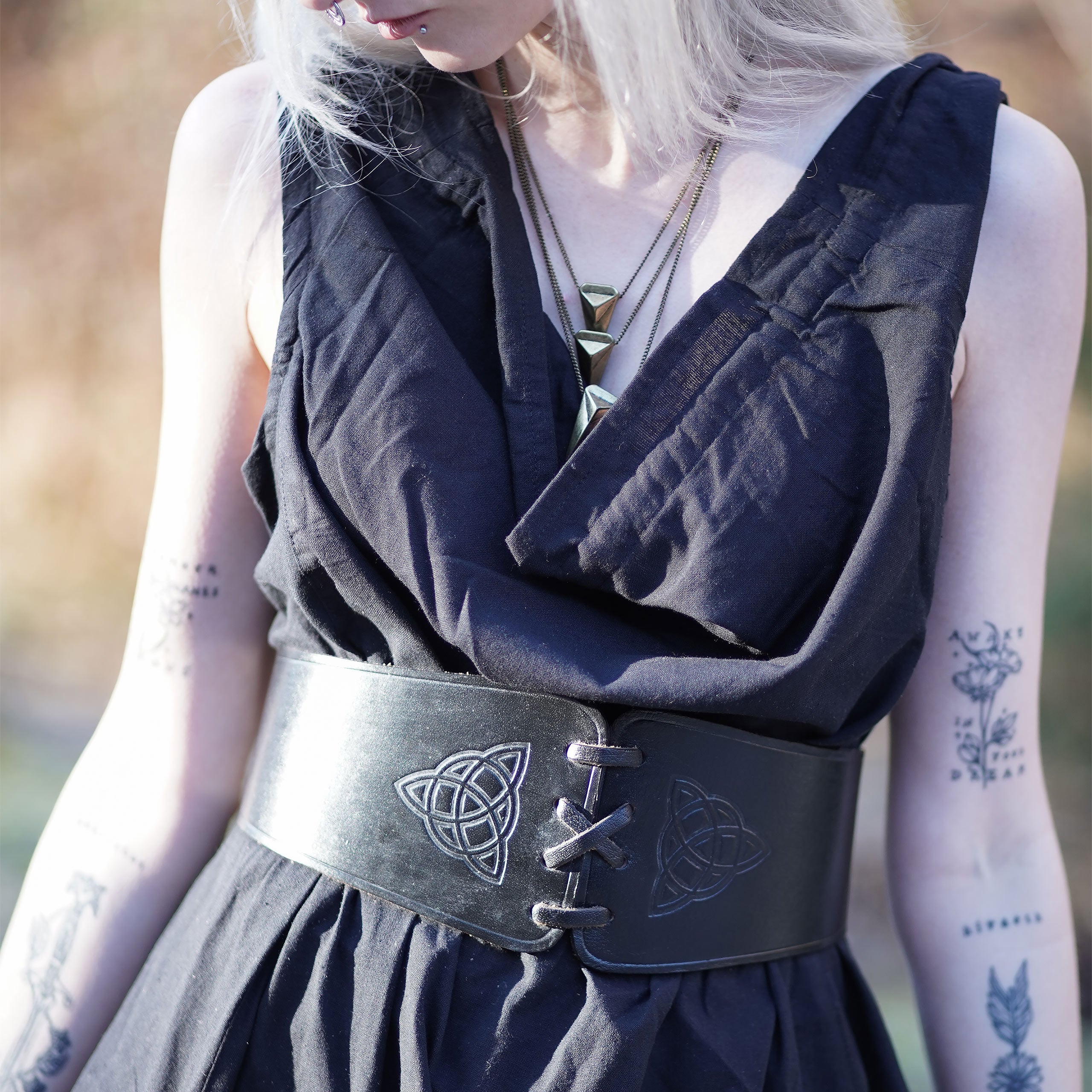 Image produit Ceinture médiévale Alana avec estampage celtique noir