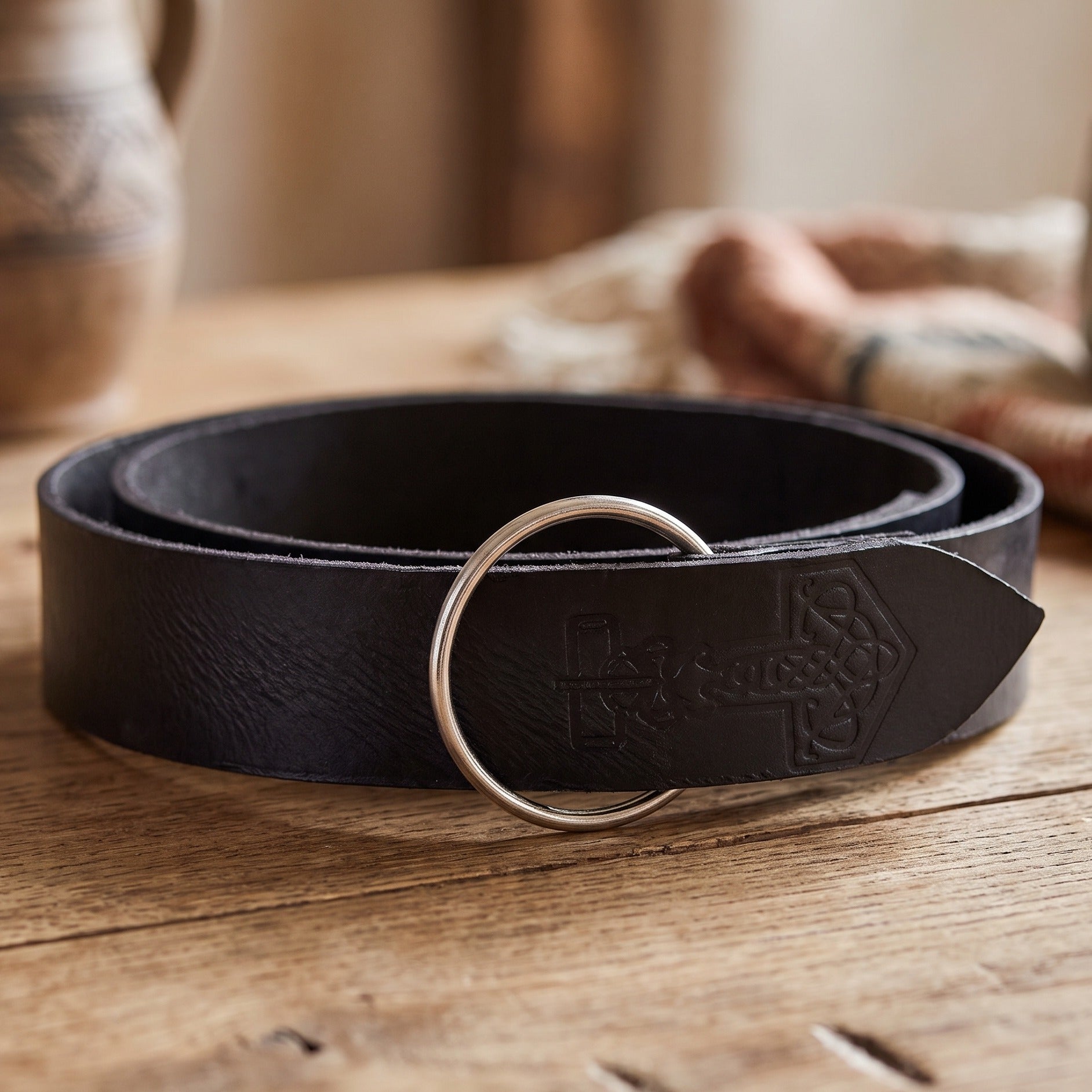 Image produit Ceinture médiévale à anneau avec embossage Marteau de Thor noire