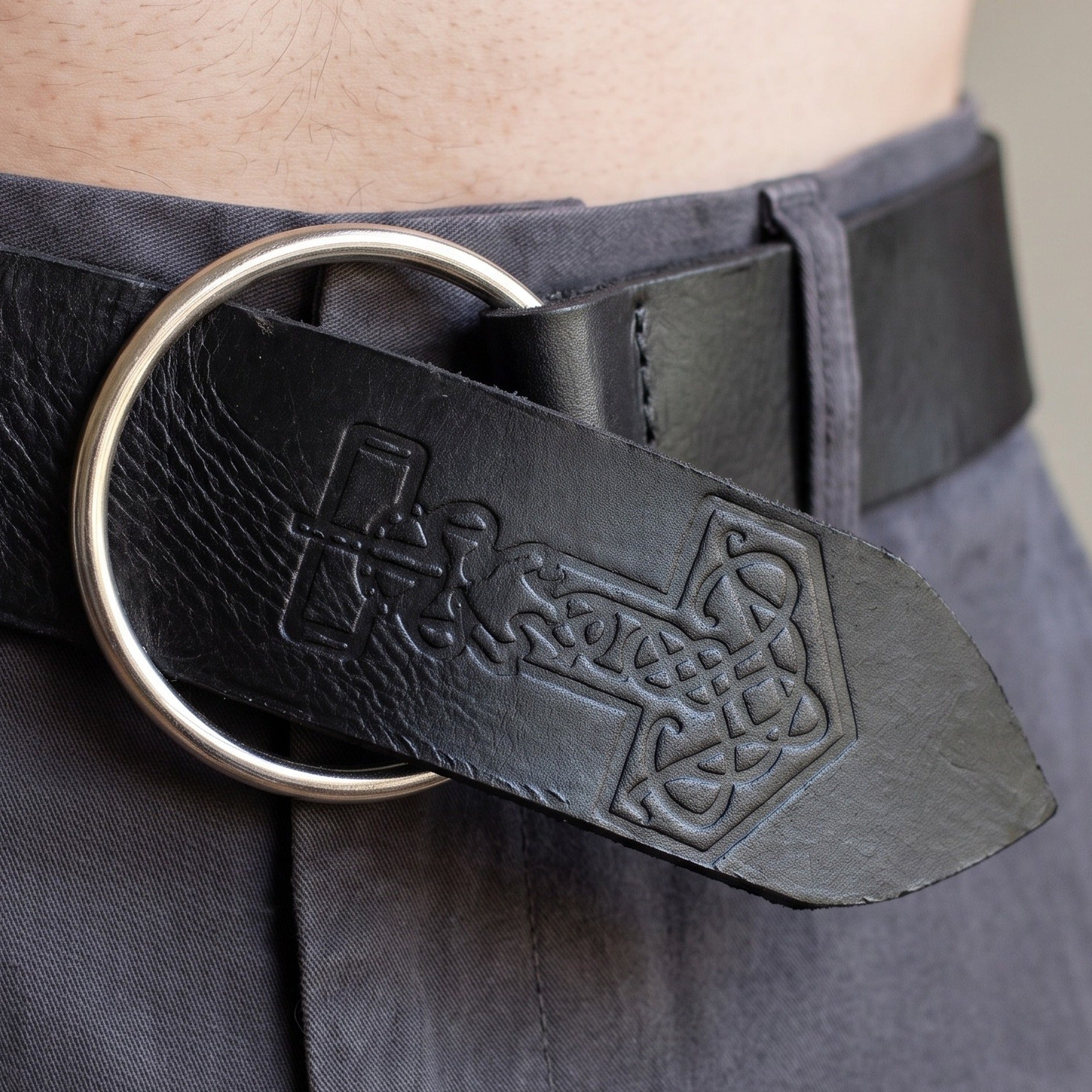 Image produit Ceinture médiévale à anneau avec embossage Marteau de Thor noire