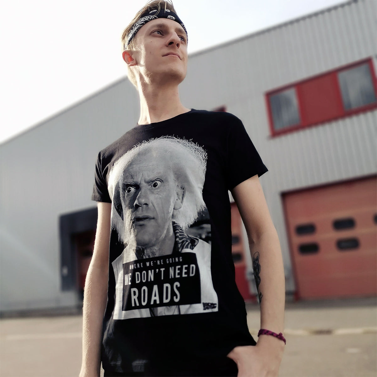 Image produit Retour vers le futur - T-shirt noir Doc Brown Nous n'avons pas besoin de routes