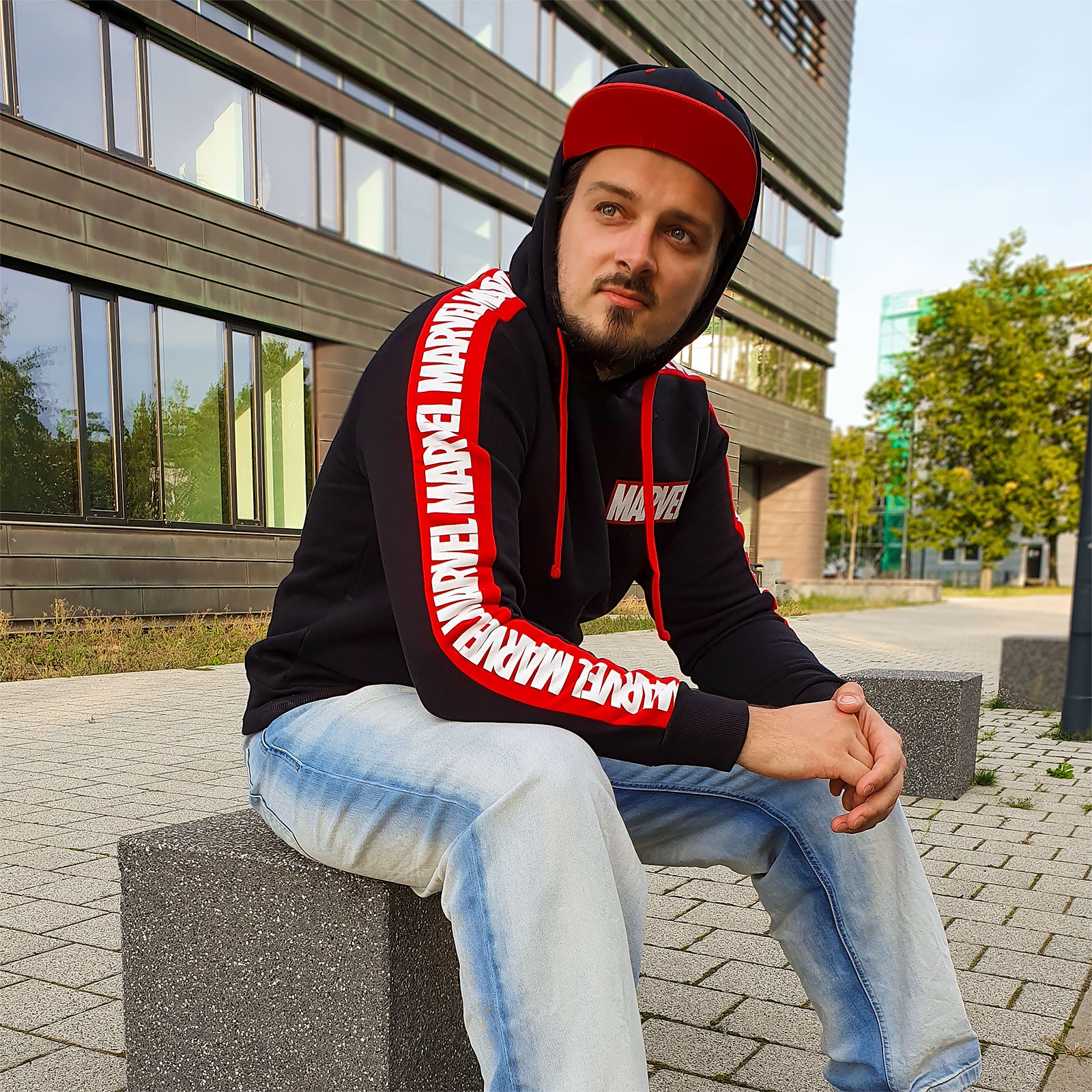 Image produit Marvel - Sweat à capuche avec impression sur les manches noir