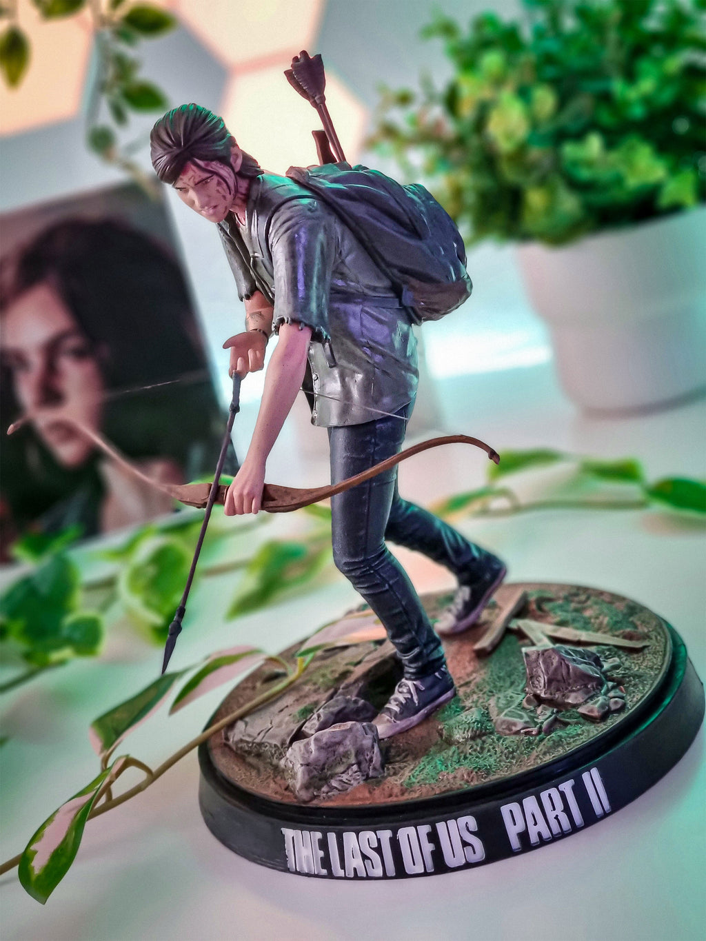 Image produit The Last of Us - Statue d'Ellie avec arc 21 cm