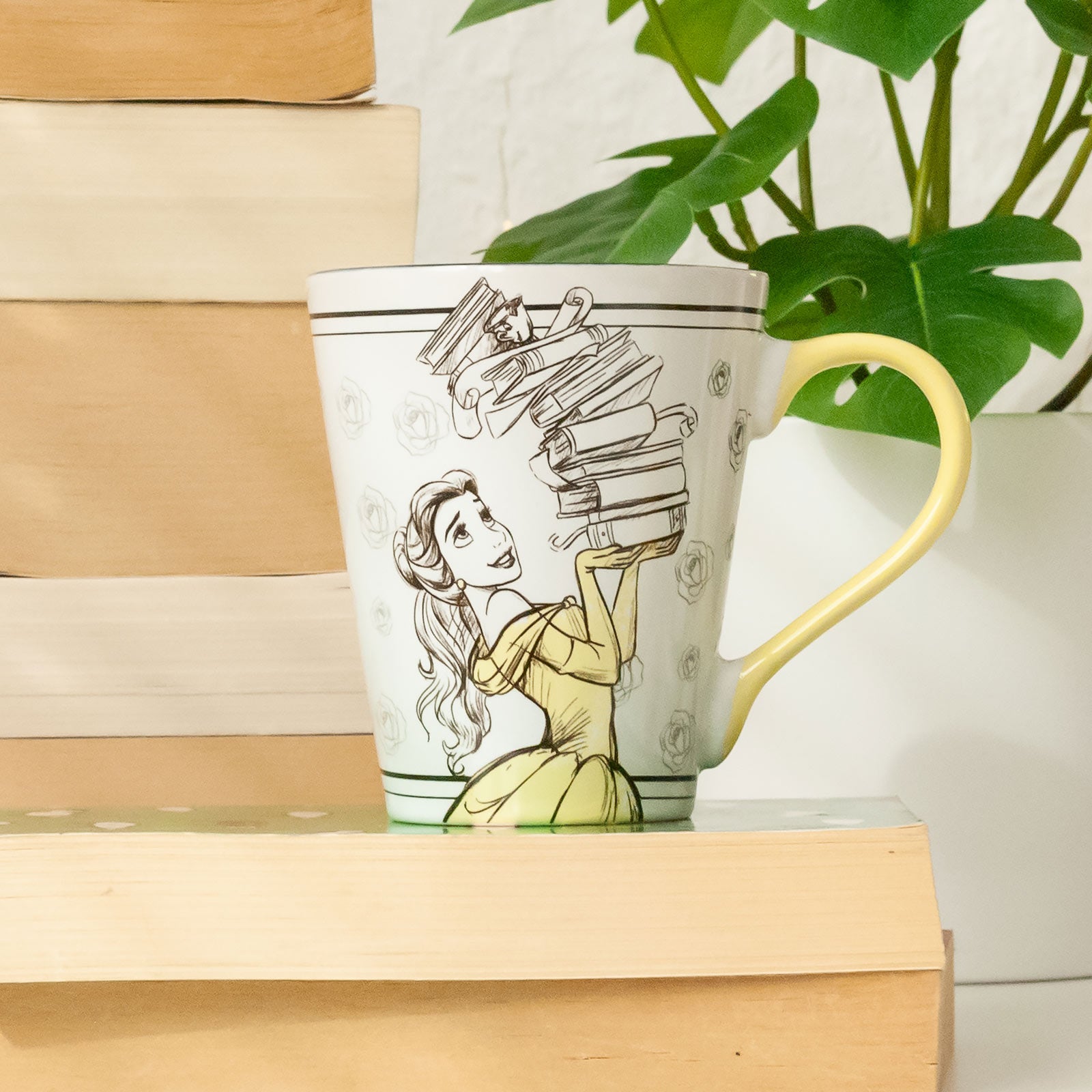 Image produit La Belle et la Bête - Books Hold Magic Mug