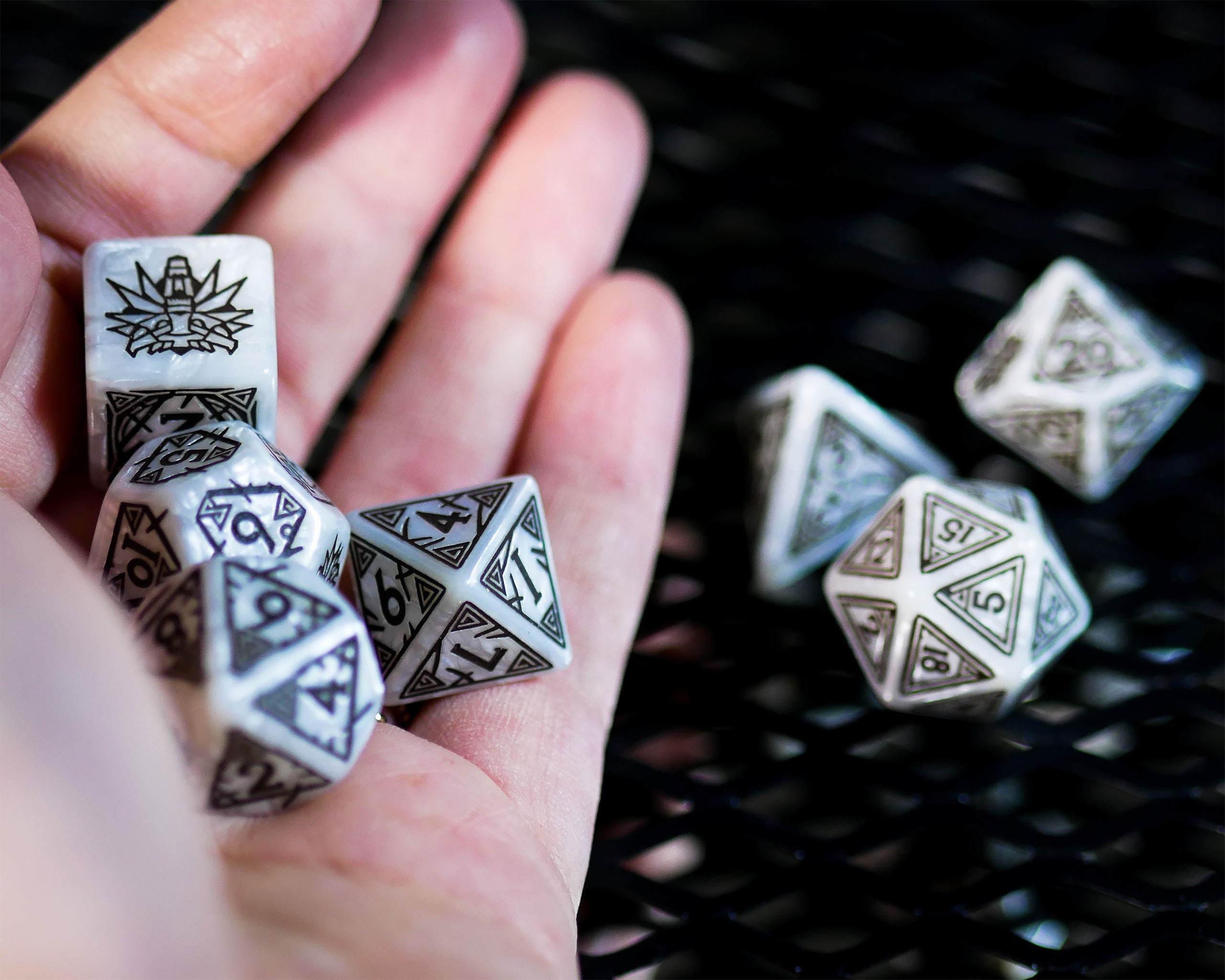 Image produit Witcher - Geralt Loup Blanc RPG Set de dés 7pcs avec pièce de collection
