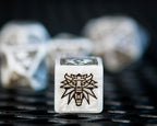 Image produit Witcher - Geralt Loup Blanc RPG Set de dés 7pcs avec pièce de collection