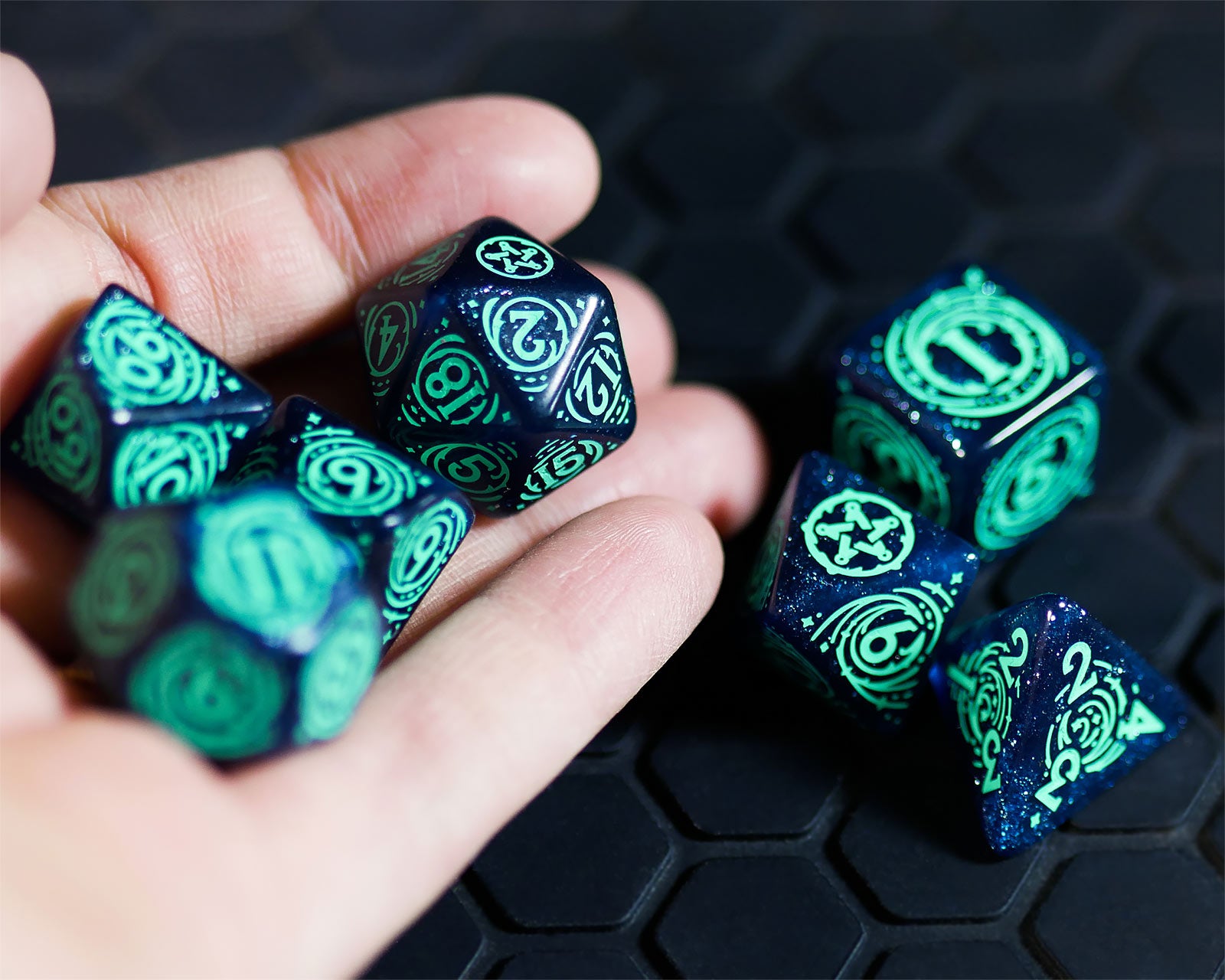 Image produit Witcher - Yennefer Sorceress Supreme RPG Set de dés 7pcs avec pièce de collection