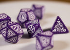 Image produit Witcher - Yennefer Lilas & Baies d'oie Jeu de dés RPG 7pcs avec pièce de collection