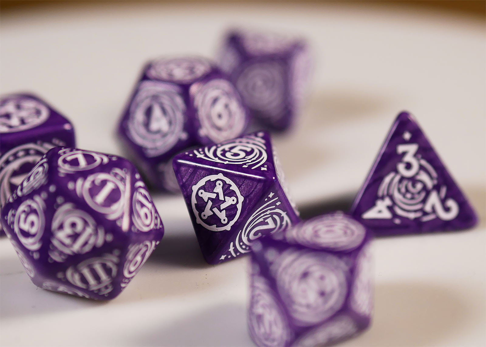 Image produit Witcher - Yennefer Lilas & Baies d'oie Jeu de dés RPG 7pcs avec pièce de collection