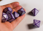 Image produit Witcher - Yennefer Lilas & Baies d'oie Jeu de dés RPG 7pcs avec pièce de collection
