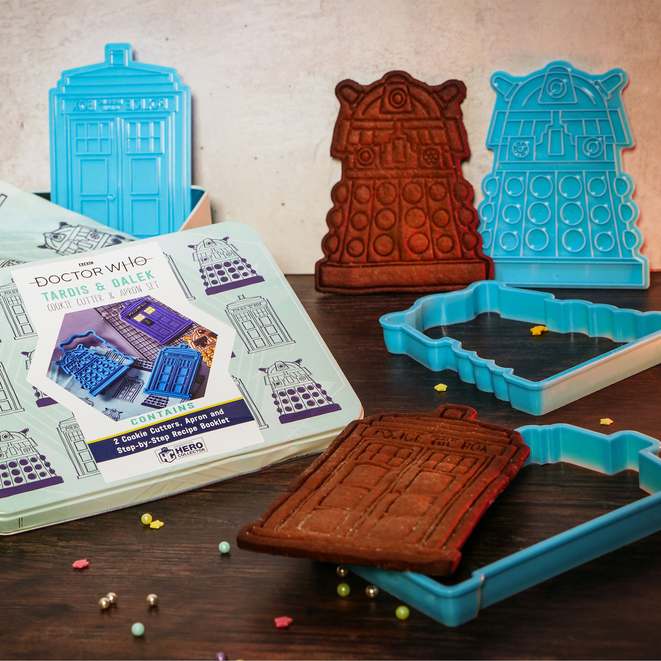 Image produit Doctor Who - Boîte à biscuits Tardis et Dalek avec emporte-pièces et tablier