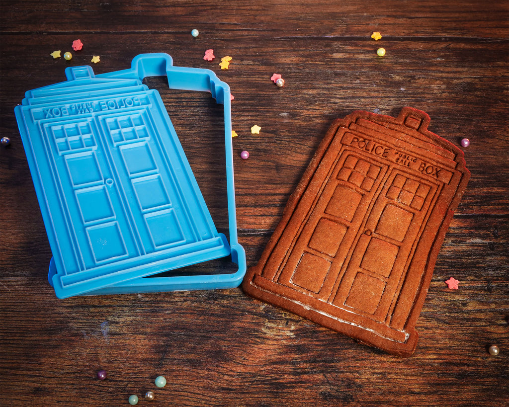 Image produit Doctor Who - Boîte à biscuits Tardis et Dalek avec emporte-pièces et tablier