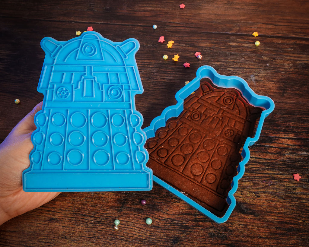 Image produit Doctor Who - Boîte à biscuits Tardis et Dalek avec emporte-pièces et tablier