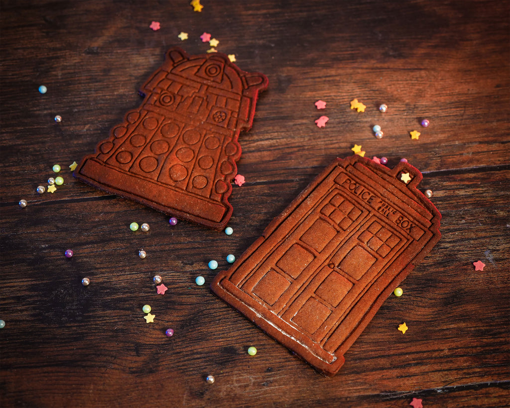 Image produit Doctor Who - Boîte à biscuits Tardis et Dalek avec emporte-pièces et tablier