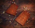 Image produit Doctor Who - Boîte à biscuits Tardis et Dalek avec emporte-pièces et tablier