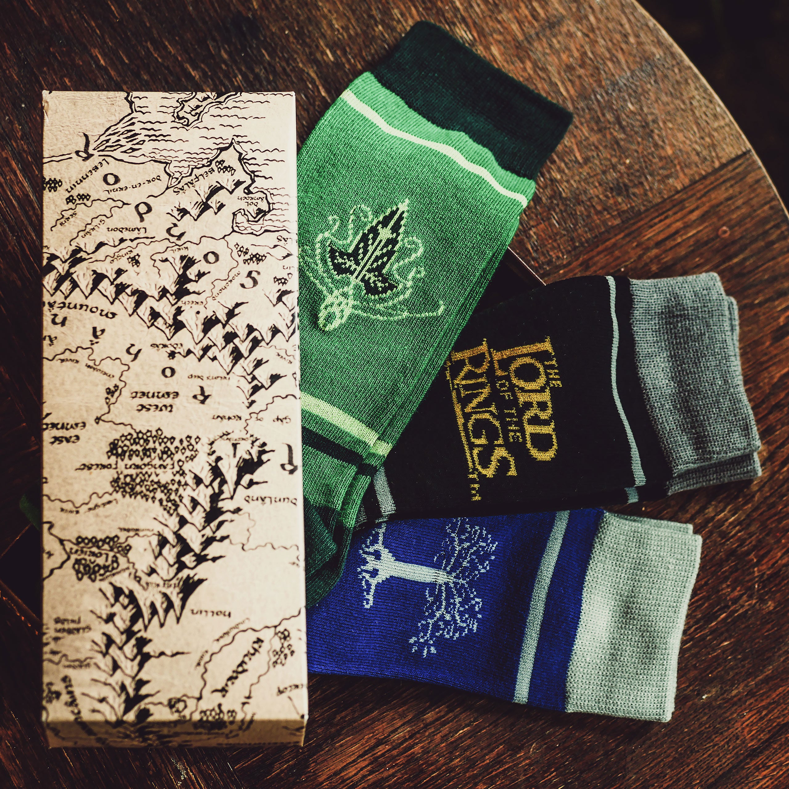 Image produit Chaussettes Terre du Milieu 3 paires dans boîte cadeau - Le Seigneur des Anneaux