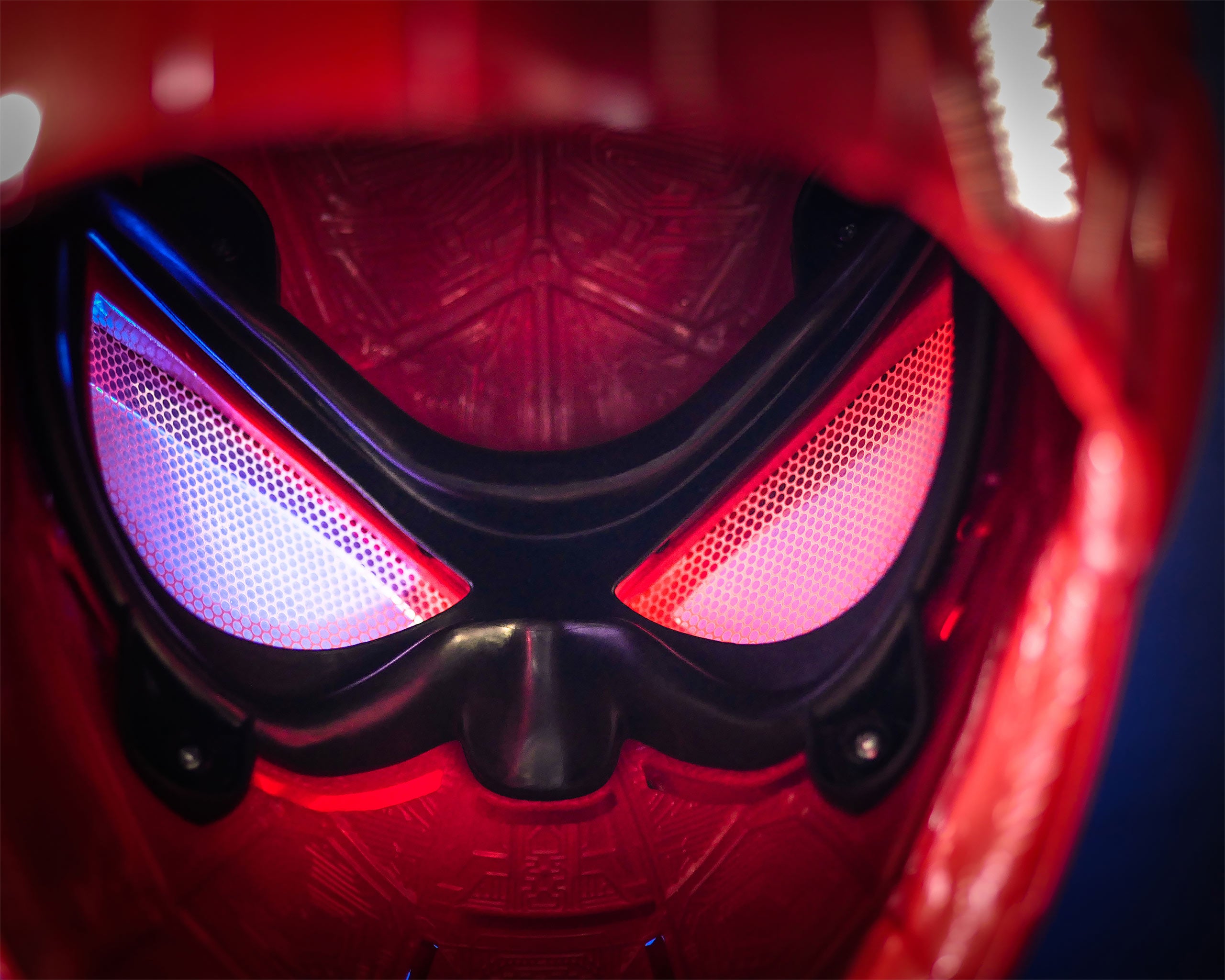 Image produit Spider-Man - Réplique du casque Iron Spider avec effets lumineux