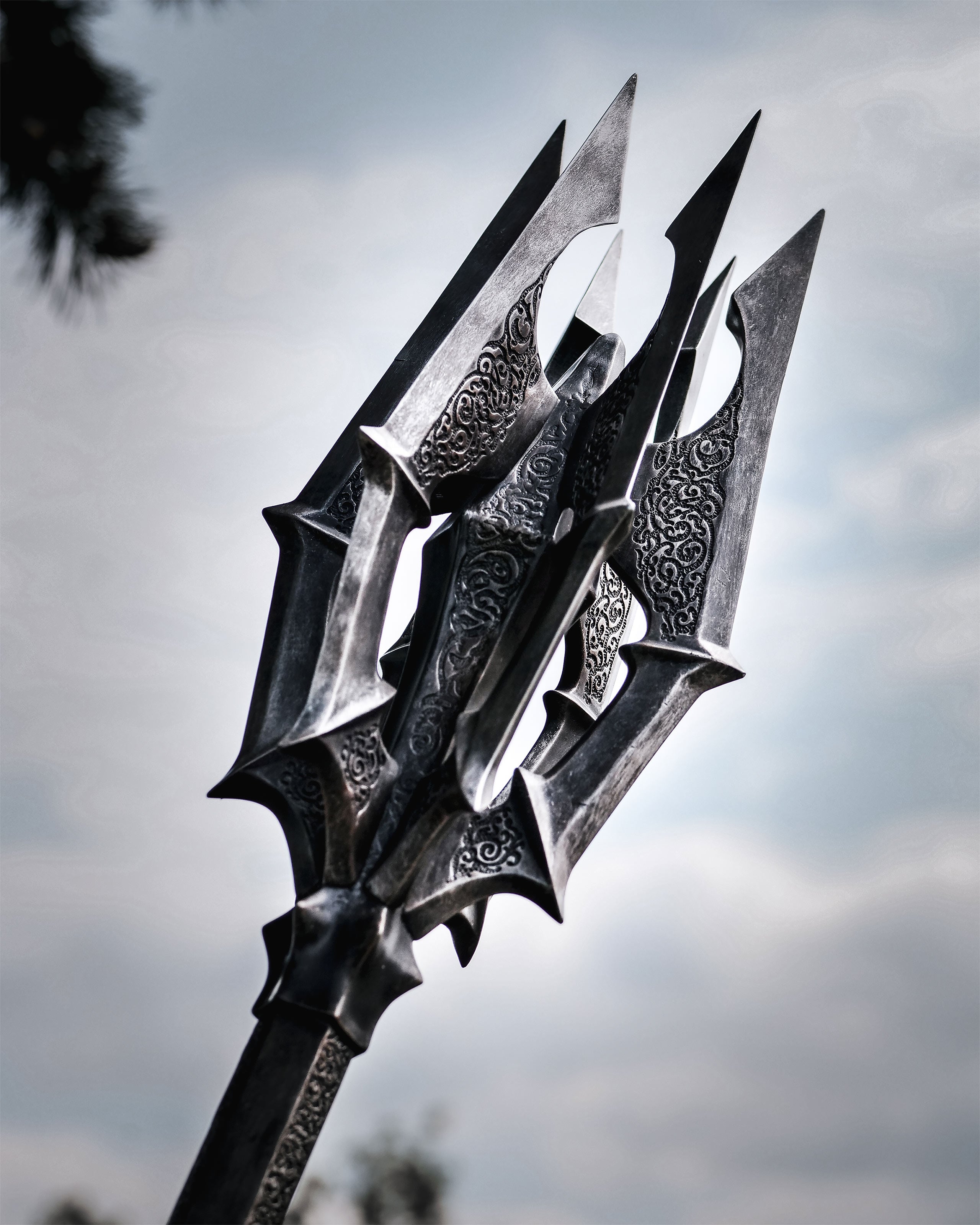 Image produit Le Seigneur des Anneaux – Réplique de la masse de Sauron avec bannière de guerre (édition Œil Rouge)