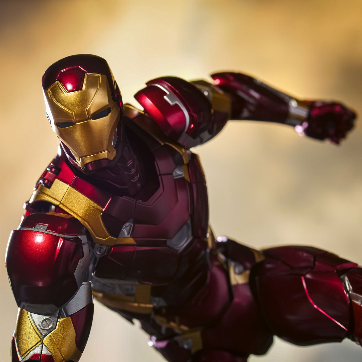 Image produit Iron Man - Figurine d'action Deluxe Mark 46