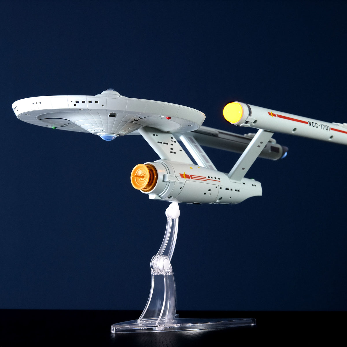 Image produit Star Trek - Réplique de l'Enterprise NCC-1701 avec lumière et son
