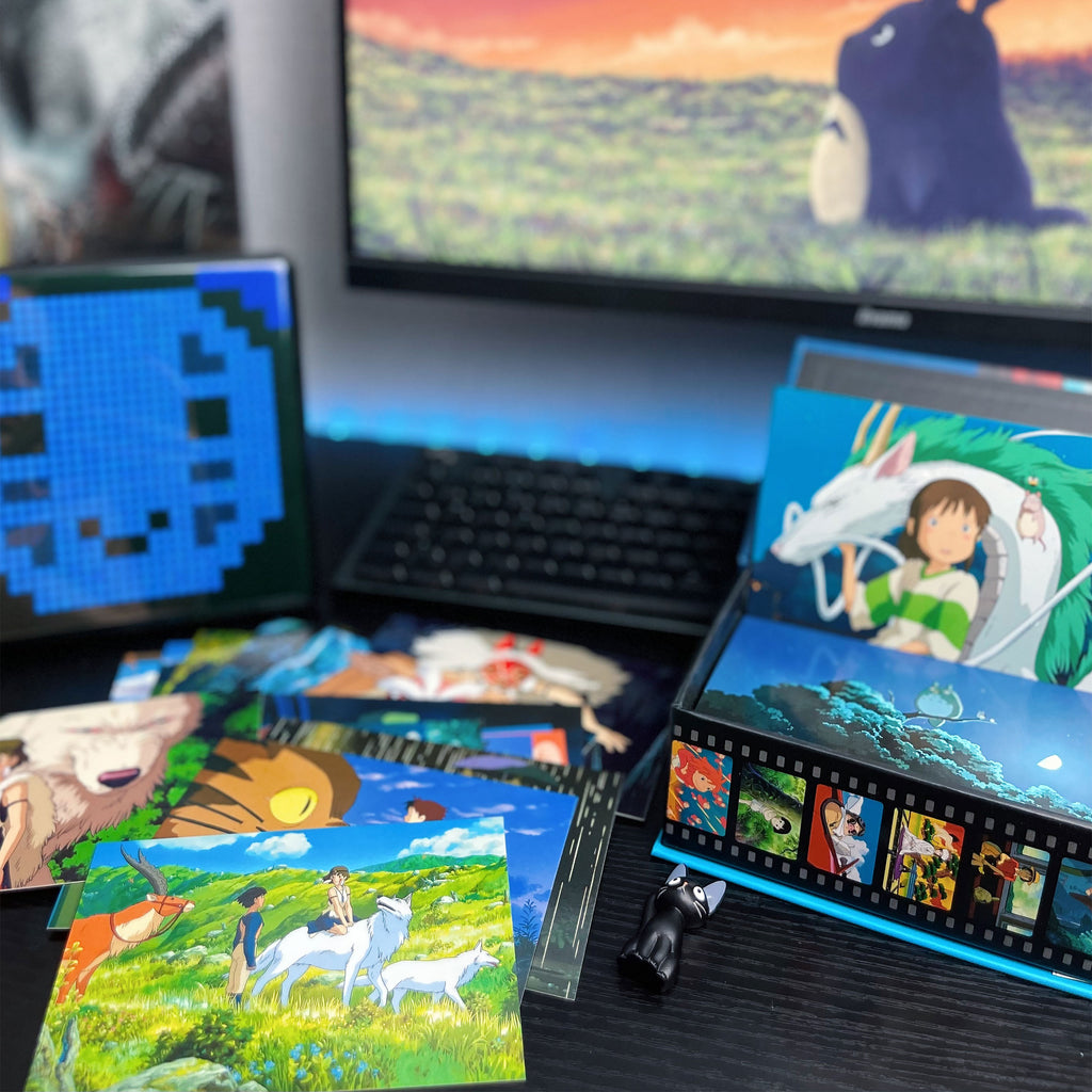 Image produit Studio Ghibli - 100 Cartes Postales dans une Boîte Cadeau
