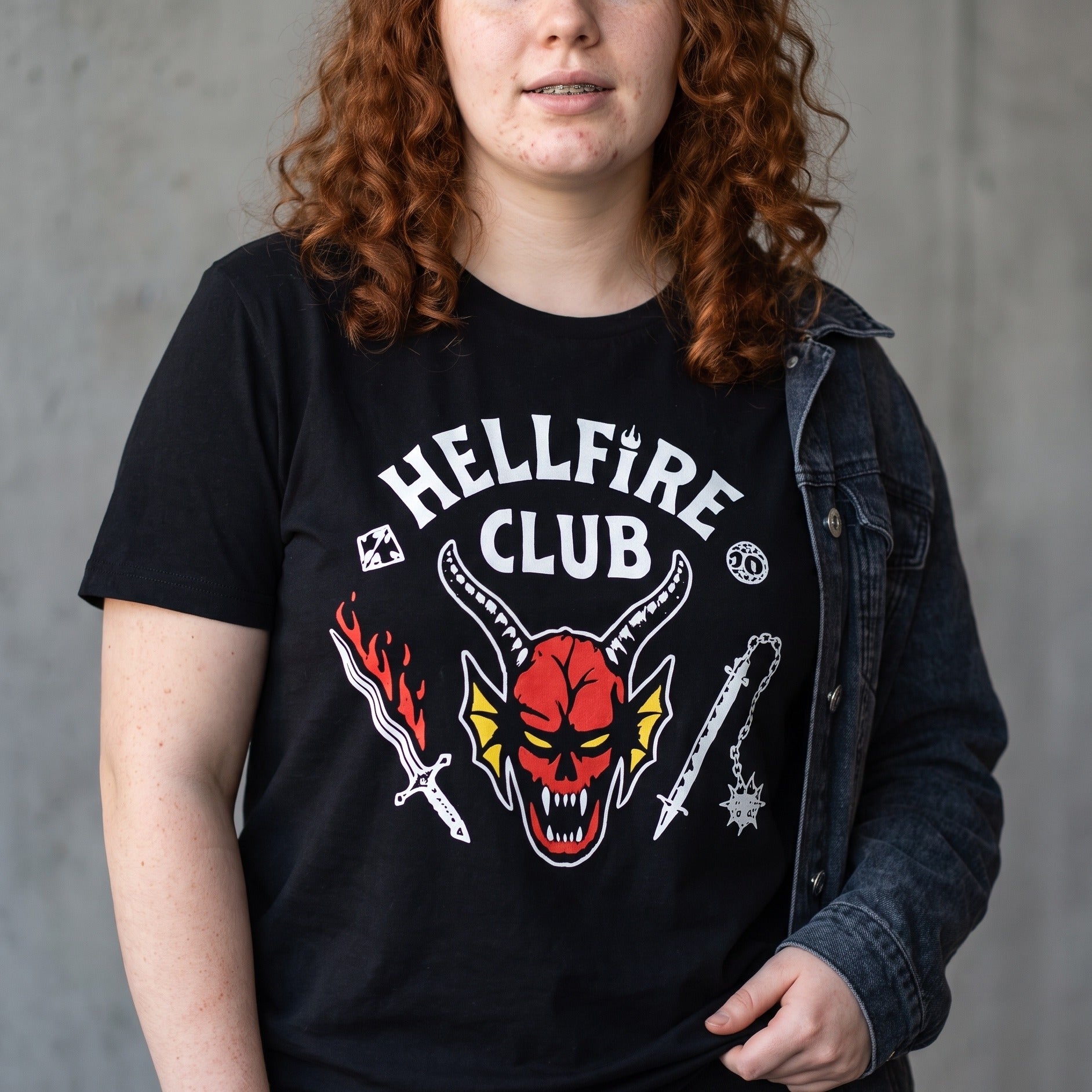 Image produit Stranger Things - T-shirt noir avec logo du Hellfire Club