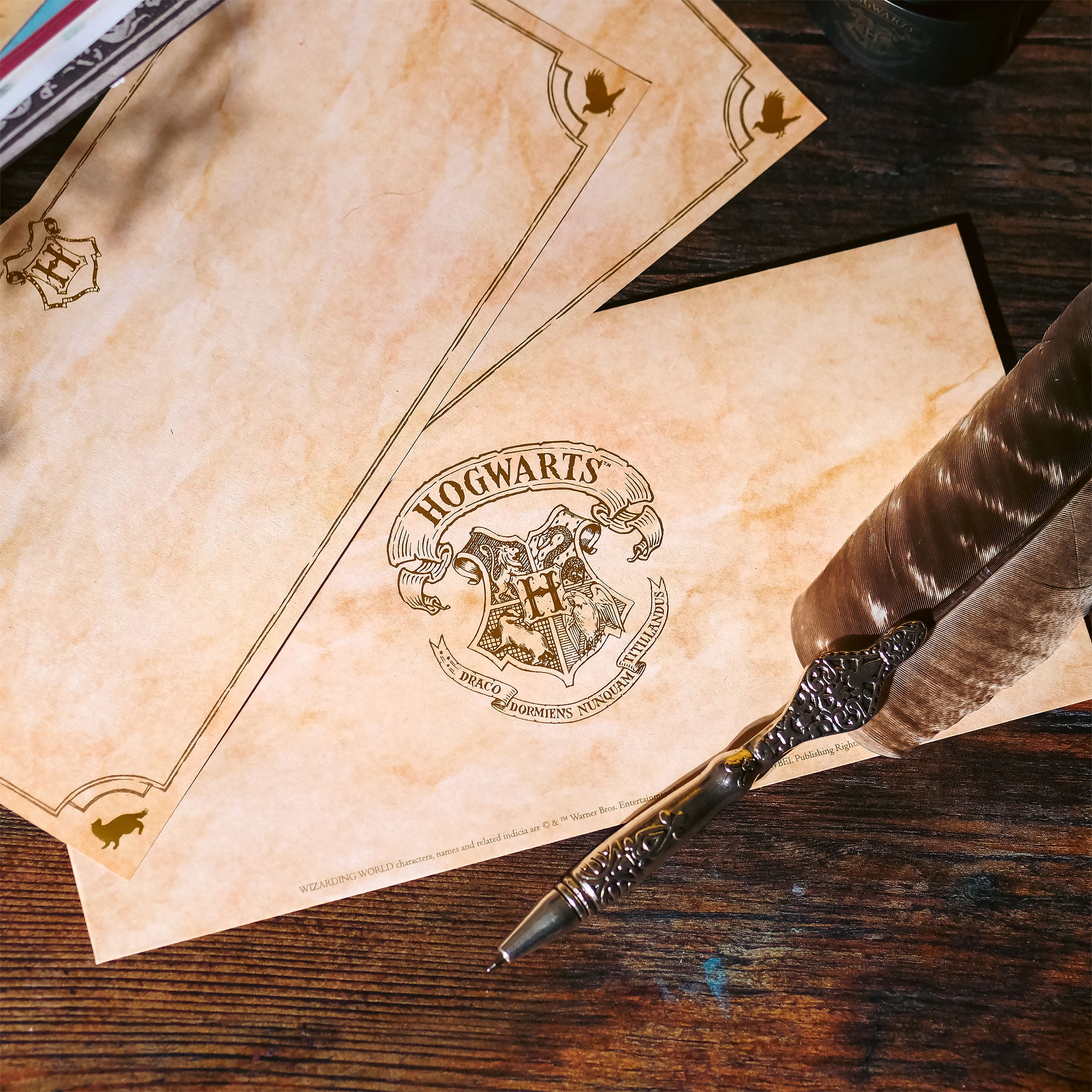 Image produit Harry Potter - Plume avec set de papier à lettres de Poudlard