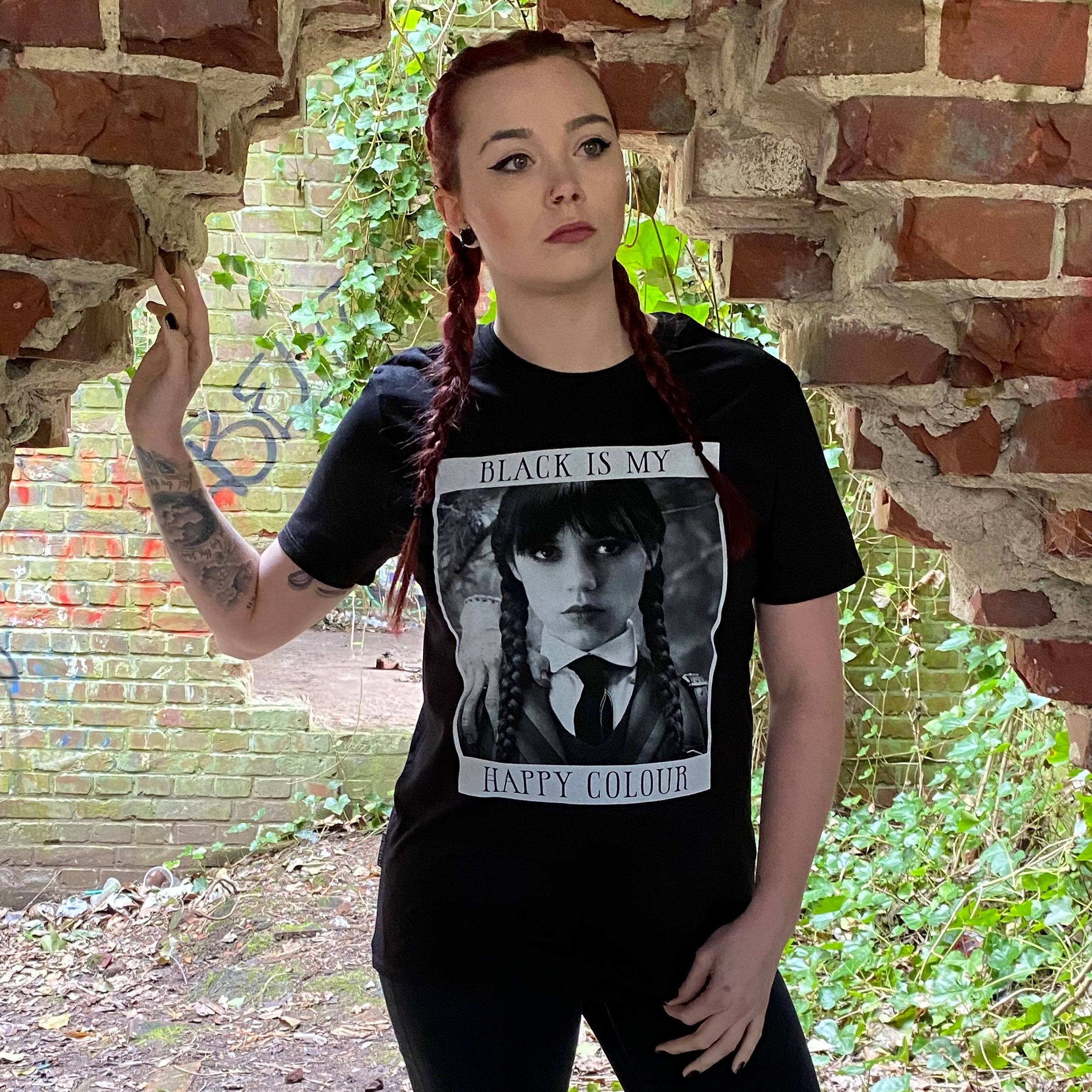 Image produit Mercredi - Le noir est ma couleur heureuse T-shirt noir