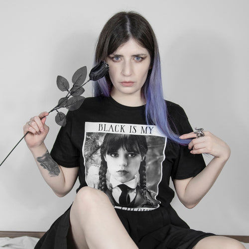 Image produit Mercredi - Le noir est ma couleur heureuse T-shirt noir